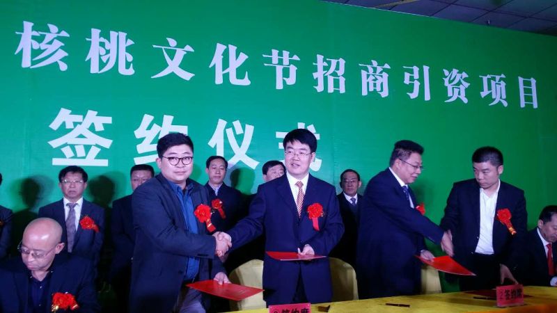 仟億達(dá)層與汾陽市政府代表市秘書長魏向華簽約現(xiàn)場(chǎng)