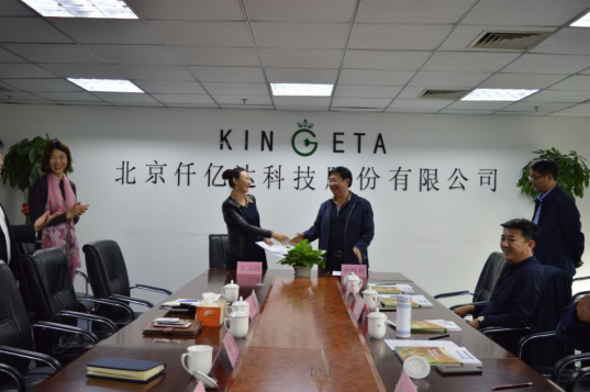 仟億達(dá)總裁王元圓與曲沃副縣長崔權(quán)利簽約現(xiàn)場 仟億達(dá)總裁王元圓與曲沃副縣長崔權(quán)利簽約現(xiàn)場