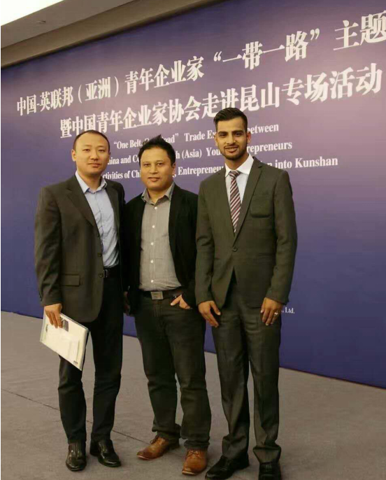 仟億達龐總（左一）與卡薩萊亞有限公司首席執(zhí)行官瑞吉&bull;德哈&bull;約翰（左二）、百德私人有限公司首席執(zhí)行官薩巴斯&bull;薩皮克答（左三）