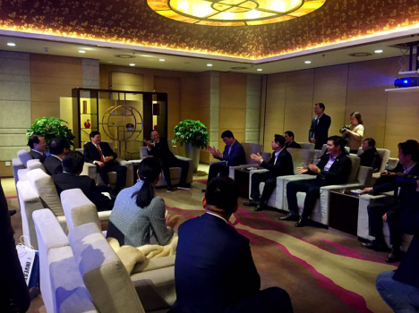 福州市市長(zhǎng)尤猛軍、副市長(zhǎng)胡振杰、北京福建商會(huì)會(huì)長(zhǎng)陳春玖與仟億達(dá)董事長(zhǎng)鄭兩斌 （右排左三）等進(jìn)行會(huì)談